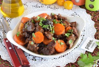 Говядина тушеная с морковью и сухофруктами