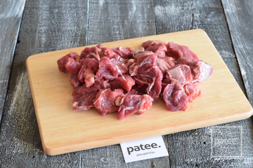 Говядина тушеная с морковью и сухофруктами - Шаг 2