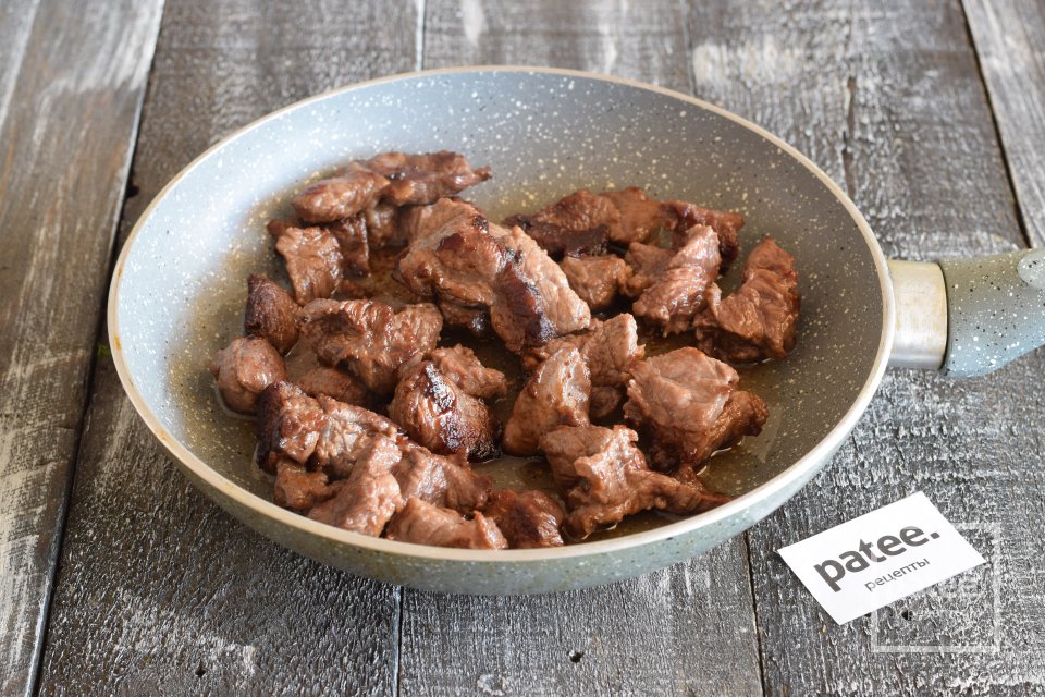 Говядина тушеная с морковью и сухофруктами - Шаг 3