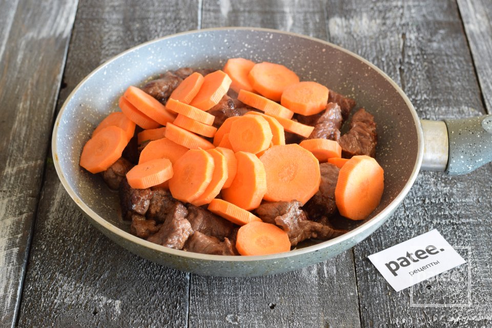 Говядина тушеная с морковью и сухофруктами - Шаг 5