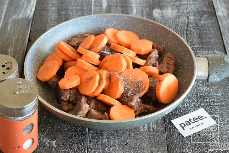 Говядина тушеная с морковью и сухофруктами - Шаг 6