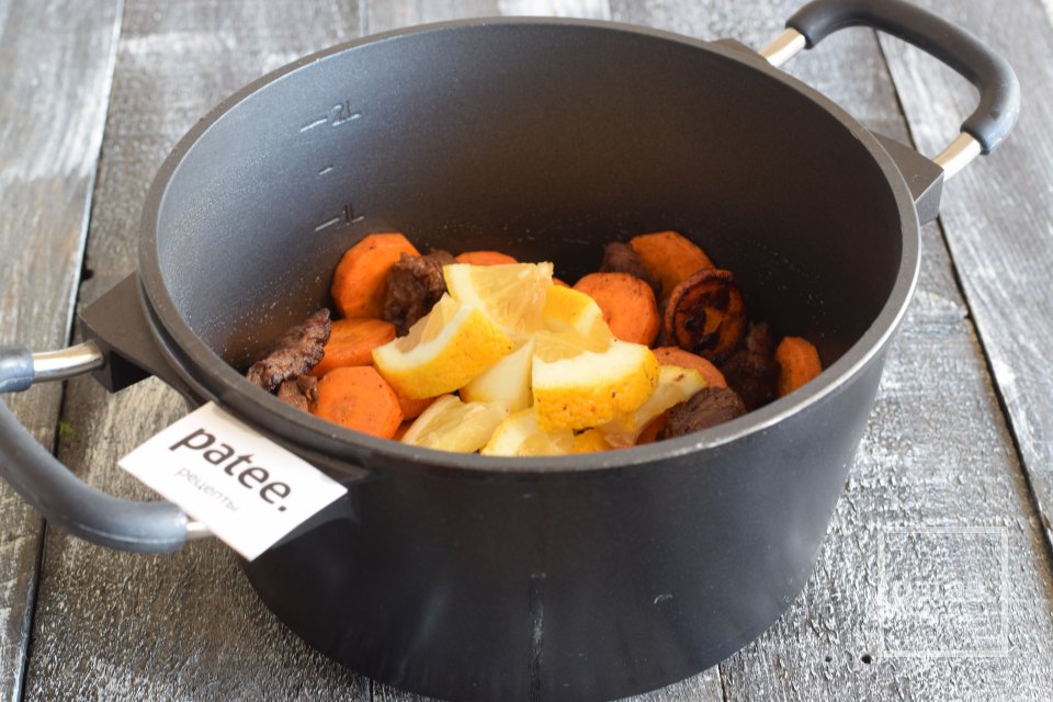 Говядина тушеная с морковью и сухофруктами - Шаг 8