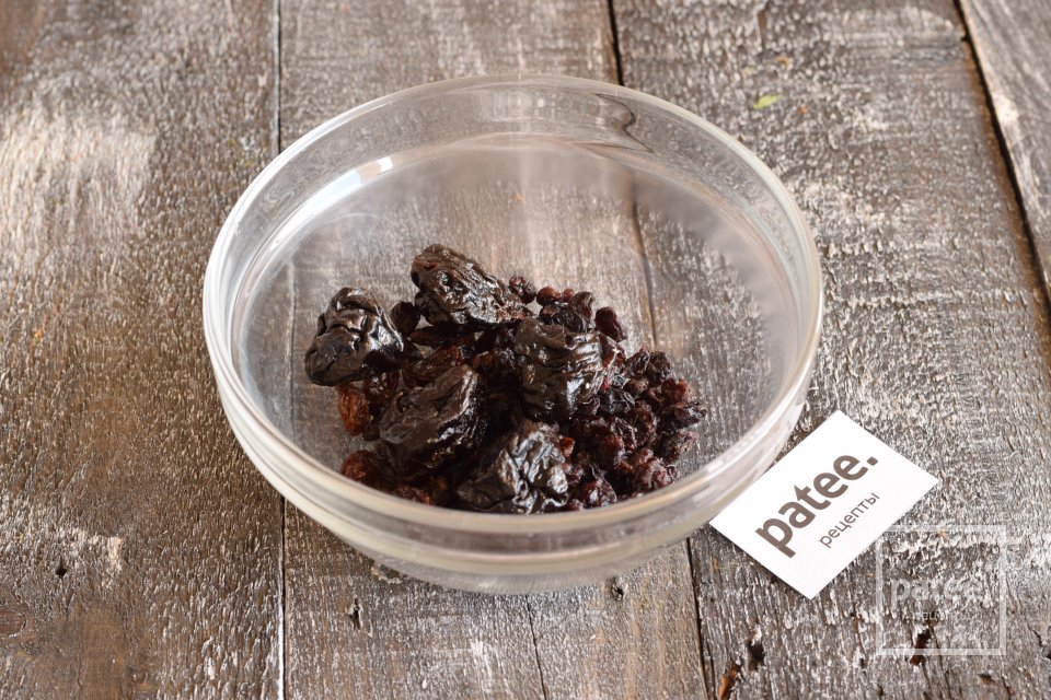 Говядина тушеная с морковью и сухофруктами - Шаг 10