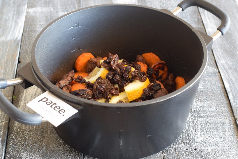 Говядина тушеная с морковью и сухофруктами - Шаг 12