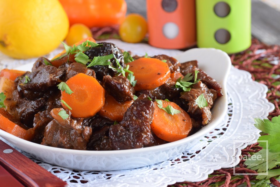 Говядина тушеная с морковью и сухофруктами - Шаг 17
