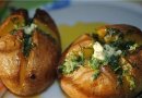 Картофель печёный в кожуре с чесночным маслом.