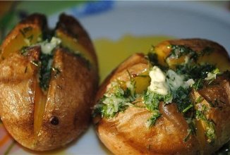 Картофель печёный в кожуре с чесночным маслом.