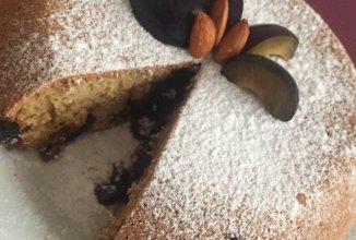 Шарлотка со сливами и корицей