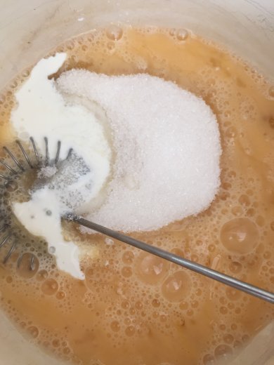 Шарлотка со сливами и корицей - Шаг 1