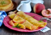 Блины с карамельными персиками