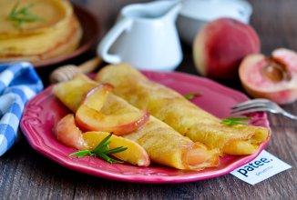 Блины с карамельными персиками