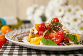 Салат из помидоров, моцареллы и базилика с горчичной заправкой