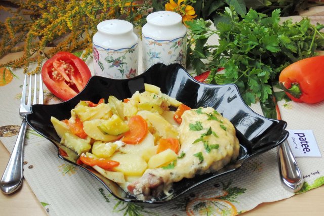 Куриные окорочка с кабачком и картофелем в духовке