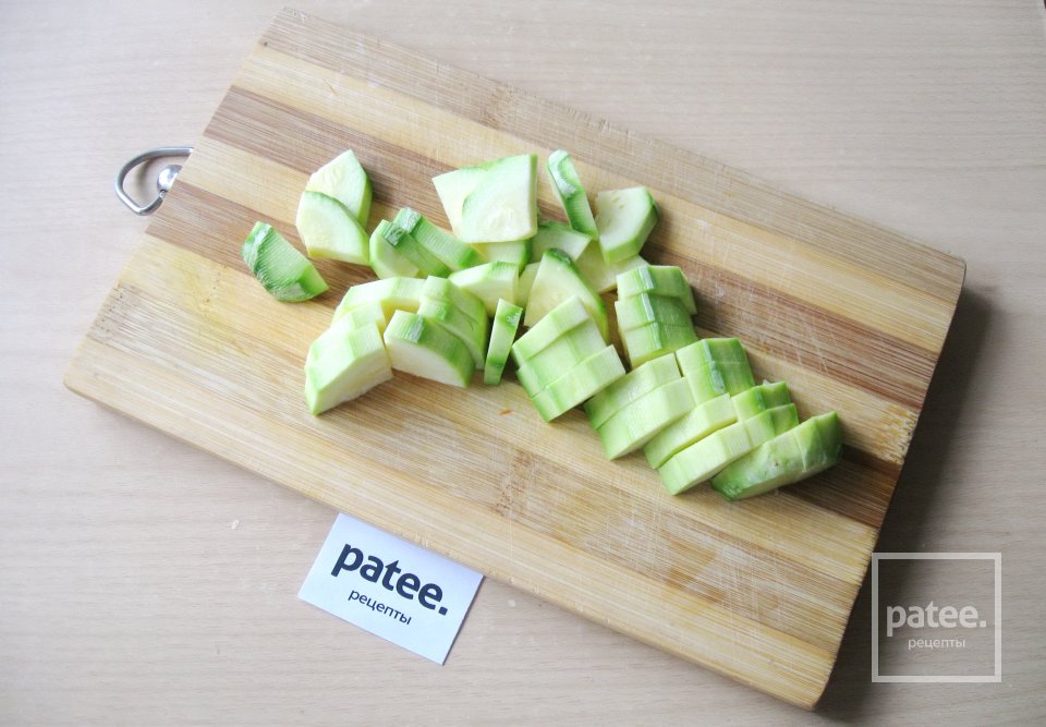 Куриные окорочка с кабачком и картофелем в духовке - Шаг 3