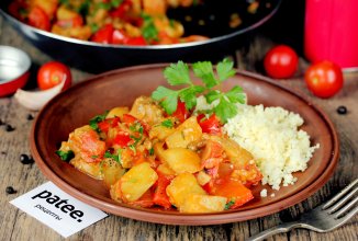 Баклажаны с помидорами и перцем на сковороде