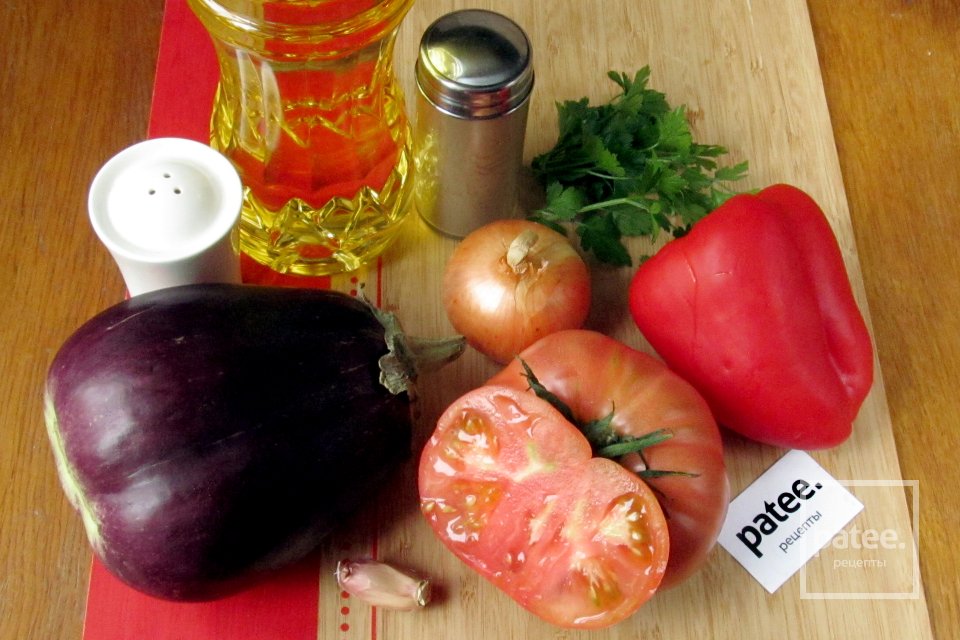 Баклажаны с помидорами и перцем на сковороде - Шаг 1