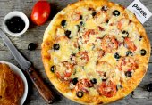 Пицца с копчёной курицей, помидорами и маслинами