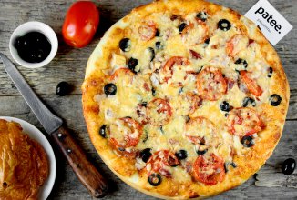 Пицца с копчёной курицей, помидорами и маслинами