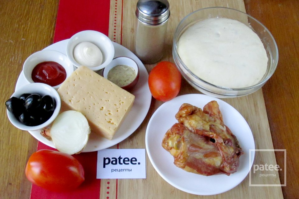 Пицца с копчёной курицей, помидорами и маслинами - Шаг 1