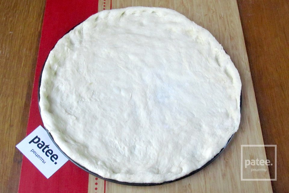 Пицца с копчёной курицей, помидорами и маслинами - Шаг 2