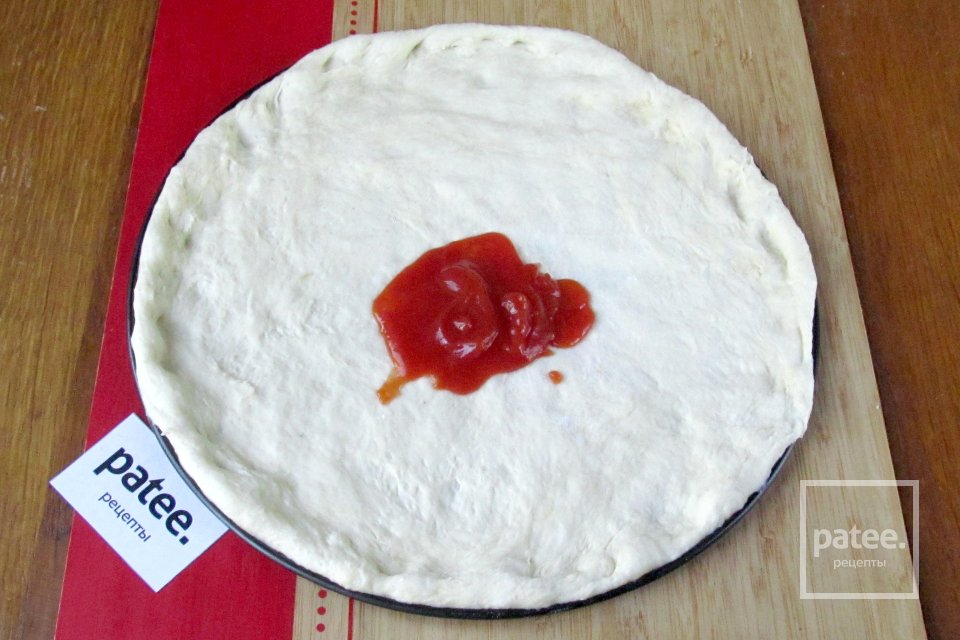 Пицца с копчёной курицей, помидорами и маслинами - Шаг 3