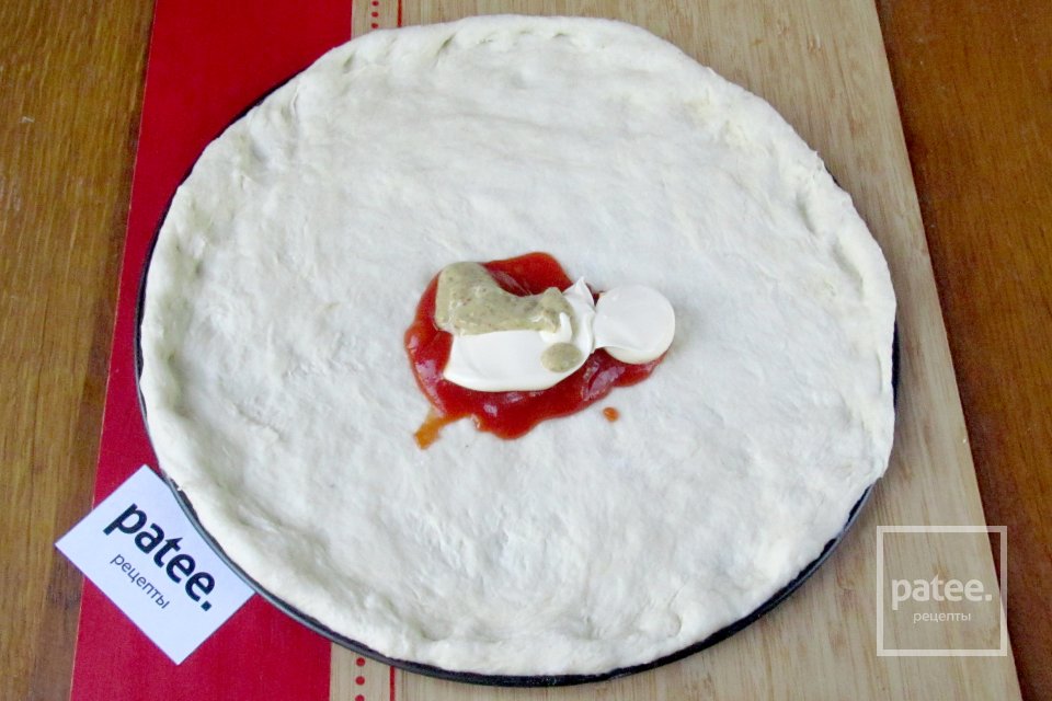 Пицца с копчёной курицей, помидорами и маслинами - Шаг 5