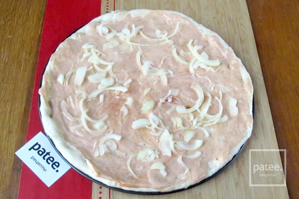 Пицца с копчёной курицей, помидорами и маслинами - Шаг 7