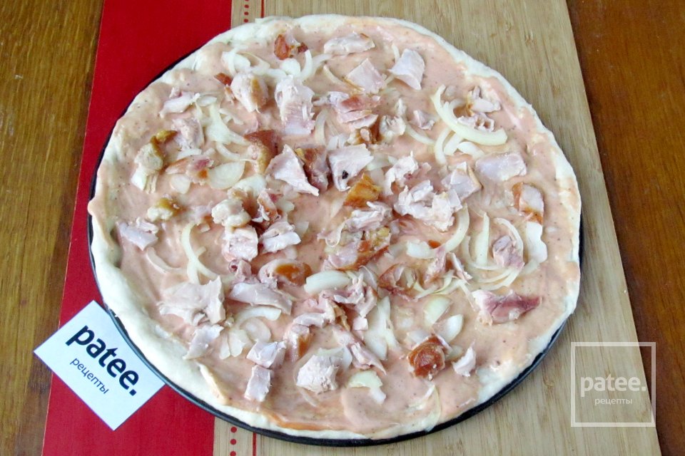 Пицца с копчёной курицей, помидорами и маслинами - Шаг 8