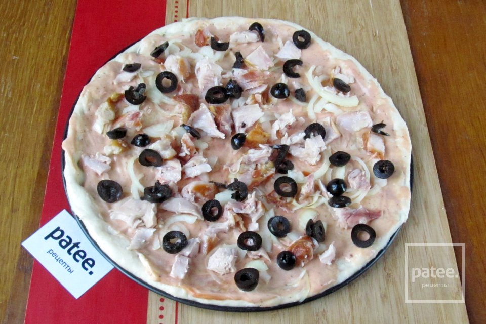 Пицца с копчёной курицей, помидорами и маслинами - Шаг 9