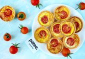 Тарталетки с сыром и помидорами
