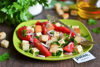 Салат с помидорами и брынзой