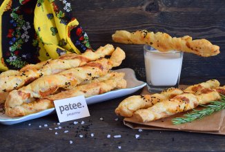 Сырные палочки из слоеного теста