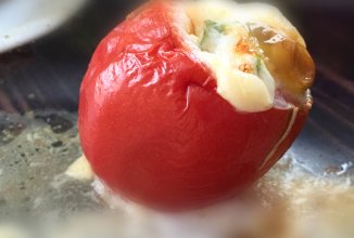 Яичница запечённая в помидоре.