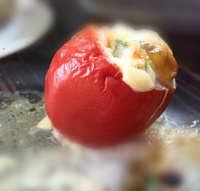 Яичница запечённая в помидоре.