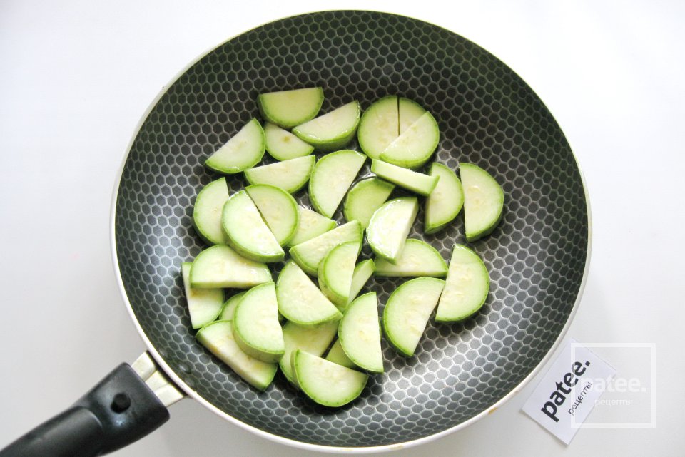 Куриная печень с кабачками в сметане - Шаг 5