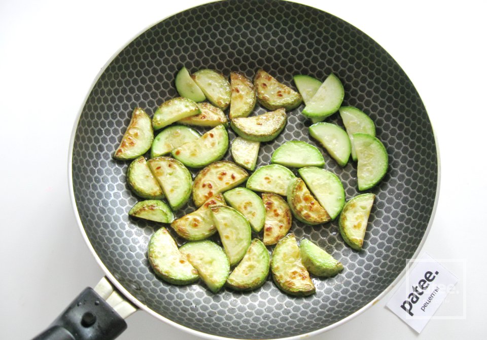 Куриная печень с кабачками в сметане - Шаг 6