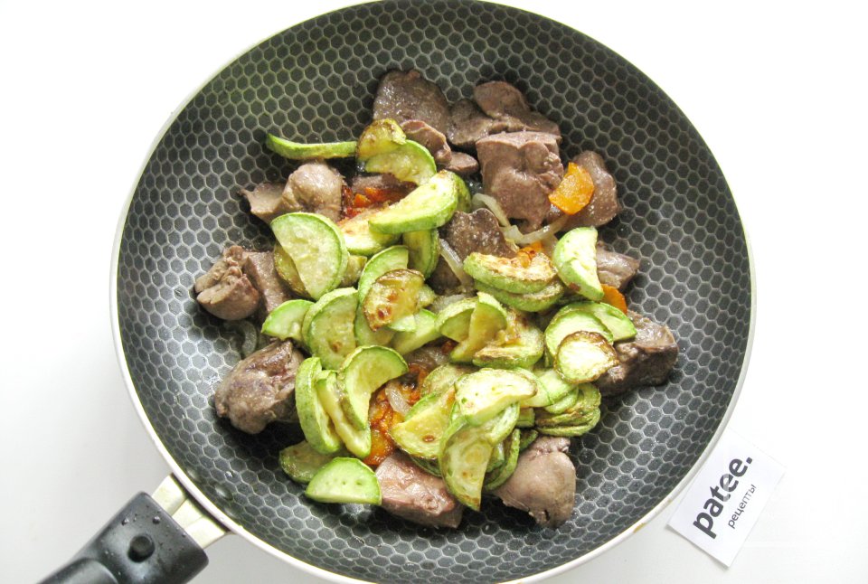 Куриная печень с кабачками в сметане - Шаг 13