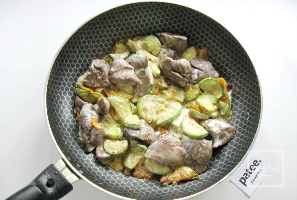 Куриная печень с кабачками в сметане - Шаг 15