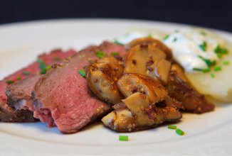 Стейк с белыми грибами