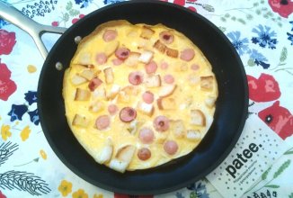 Омлет с хлебом и сосисками