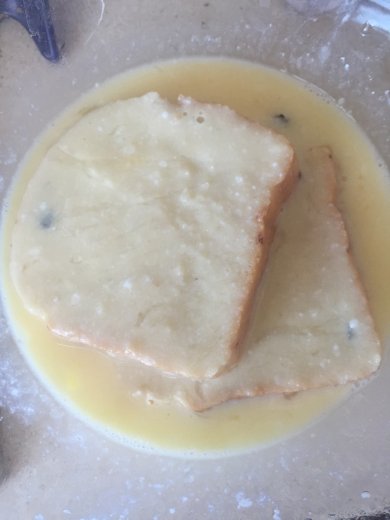 Тост в омлете . Быстрый завтрак - Шаг 1