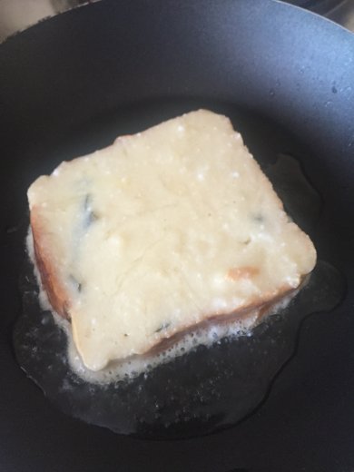 Тост в омлете . Быстрый завтрак - Шаг 2