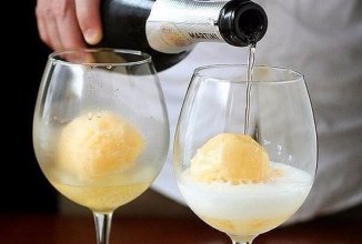 Коктейль из шампанского с мороженным.