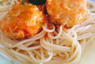 Тефтели из куриного фарша в томатно-сметанном соусе