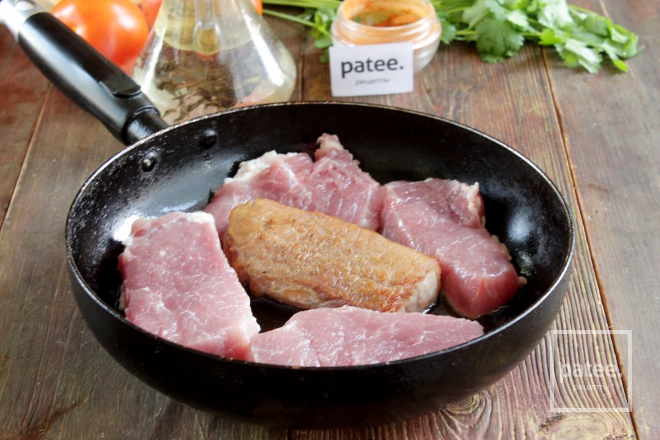 Свинина, тушенная с помидорами - Шаг 3