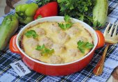 Запеканка из кабачков с овсяными хлопьями и мясными шариками
