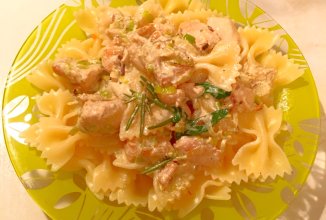 Паста фарфалле в сливочном соусе с курочкой. 😋🍝