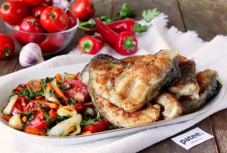 Карп в сухарях и гарнир из овощей на сковороде