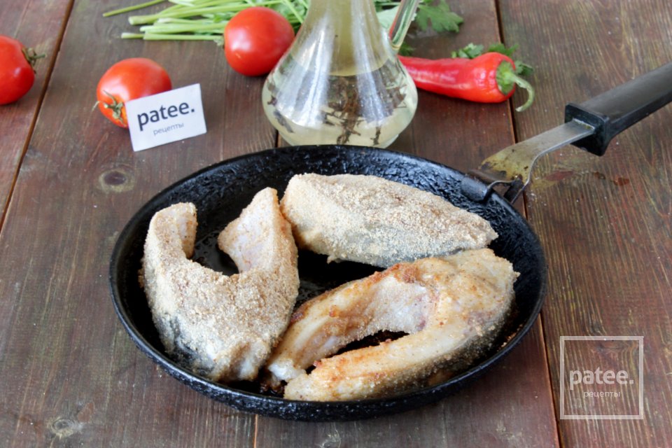 Карп в сухарях и гарнир из овощей на сковороде - Шаг 5