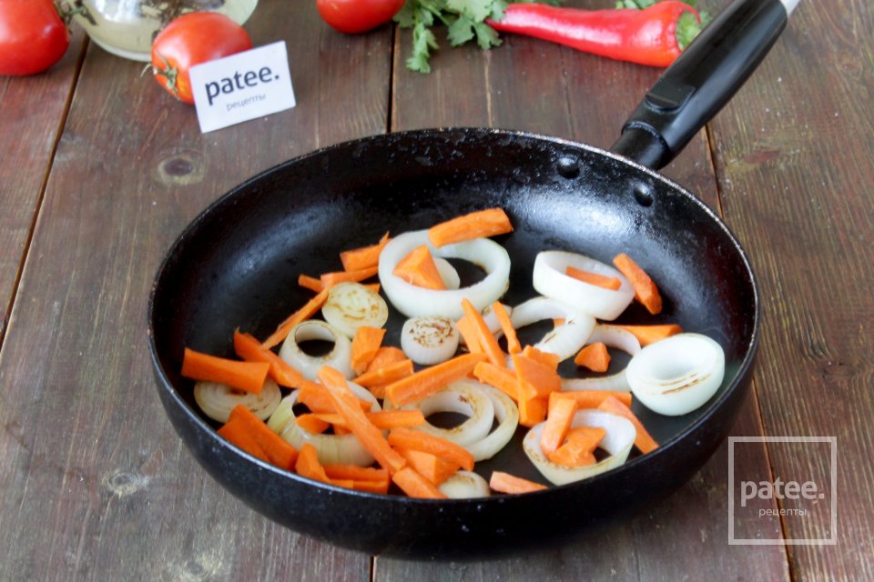 Карп в сухарях и гарнир из овощей на сковороде - Шаг 7